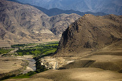 دیمەنی شوێنێکی چڕی سەوز لەناو دەوروبەرێکی ڕووت و وشک لە پارێزگای لەغمان