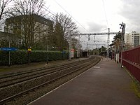 Quai pour la direction de Choisy-le-Roi et Paris (vue vers Massy - Verrières).