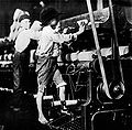 Des enfants travaillant dans une industrie textile en 1912