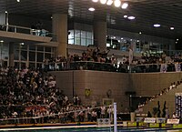 Les membres du Cercle des nageurs de Marseille encourageant leurs compagnons en compétition, aux Championnats de France de natation 2009, à Montpellier.