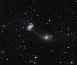 NGC 5218 (links) en NGC 5216