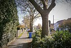 Friedrich-Engels-Straße nahe der Hauptstraße in die Straße hinein