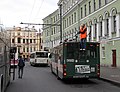 Obus-Fahrerin beim Schleif­kohlen­tausch