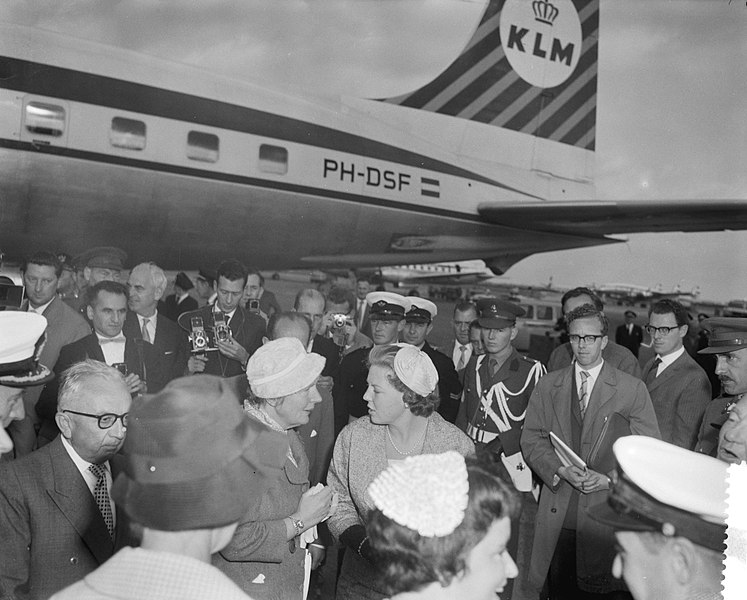 File:Aankomst Hare Koninklijke Hoogheid Prinses Beatrix op Schiphol uit Amerika, link, Bestanddeelnr 910-6926.jpg