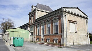 Bâtiment à frontons.