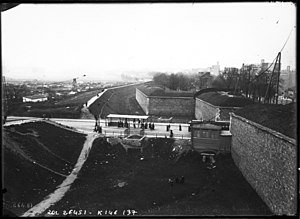 Fortifications de la porte de Versailles .