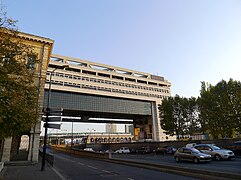 Quai de la Rapée enjambé par le bâtiment du ministère des Finances.