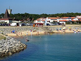 La plage des enfants, sur le courant, devant l'ancien quartier des pêcheurs et l'église Notre-Dame-des-Dunes.