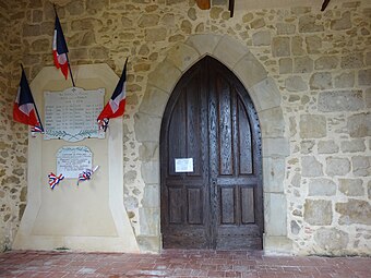 Le porche abrite le monument aux morts.