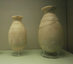 Deux jarres en albâtre au nom de Sargon II, palais nord-ouest de Nimroud. British Museum.