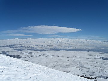 Տեսարան դեպի Գեղամա լեռներ Արա լեռից, առջևի աջ կողմում Հատիս լեռն է, 04․11․2016թ․