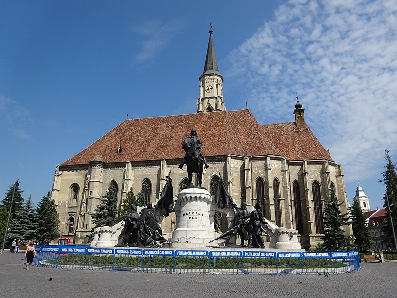 File:Sankt Michael mit Matei-Corvin-Standbild.JPG