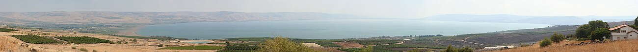 Panoramisch uitzicht over het meer.