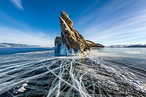 #7: جزيرة أوجوي في الشتاء، Lake Baikal، متنزه بريبايكاسكي الوطني، Russia. نسب العمل لمُؤَلِّفه: © Sergey Pesterev / Wikimedia Commons / CC-BY-SA-4.0