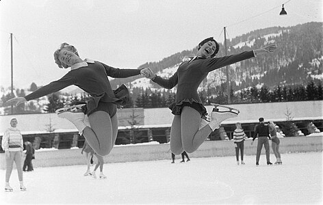 Joan Haanappel (rechts) en Sjoukje Dijkstra bij de Europese kampioenschappen in Garmisch Partenkirchen in 1960