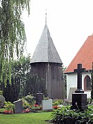 Koldenbüttel, St. Leonhard-Kirche, Friedhof und Glockenstapel (cropped).jpg