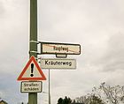 Kräuterweg: Schilder mit dem alten und neuen Straßennamen