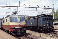 In den 1970er- und 1980er-Jahren prägten die  Re 4/4 II (links im Bild mit TEE-Anstrich) den Betrieb. Rechts ein zwischen Sulgen und St. Gallen verkehrender De 4/4.