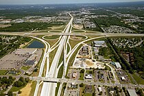 Skrzyżowanie autostrad US 131 oraz M-6 w Michigan, pokazujące wiele cech autostrady: rozdzielony ruch przeciwstawny, brak bezpośrednich skrzyżowań, brak bezpośredniego zjazdu