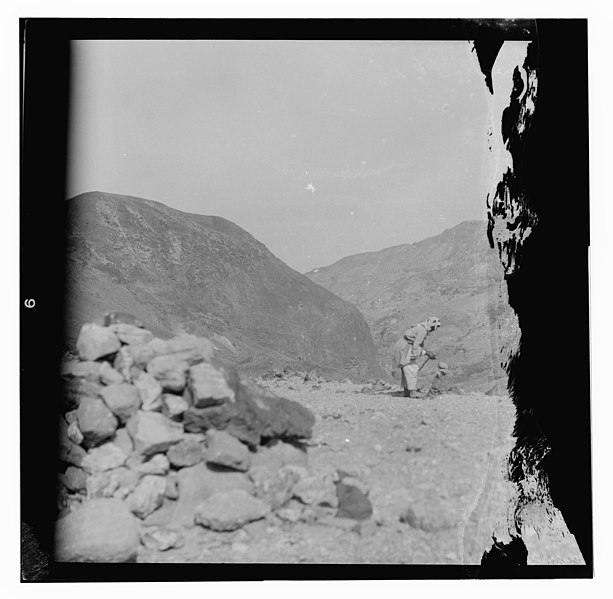 File:Zerka-Main & Machaerus, also Zerka (town), T-J (i.e., Transjordan), Nov. 1930, May 5-6, 1932. LOC matpc.14109.jpg