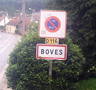 Panneau à l’entrée de la localité, sur la route d'Amiens.