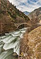 28. A Pont de la Margineda látképe Santa Coloma d'Andorrában, Andorra la Vellában. A híd a 14–15. században épült a Gran Valira, Andorra legnagyobb folyója felett. A szerkezetet tartó boltív habkőből, míg a falak gránitból készültek (javítás)/(csere)