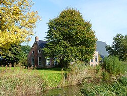 Close-up van voorzijde oostelijke boerderij