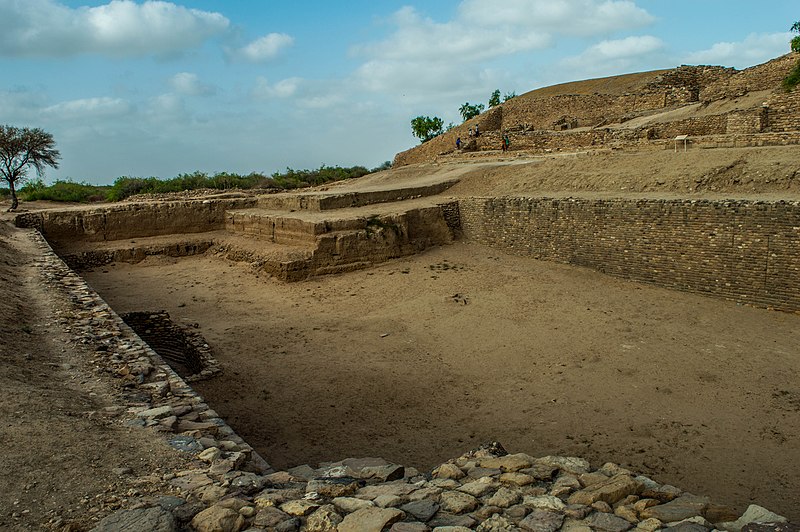 File:Water reservoir at Dholavira site.jpg