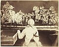 ガムランの音楽と共に演じられる影絵人形芝居ワヤン・クリッWayang Kulit（人形遣いダラン Dalang による）ジャワ島、1890年頃