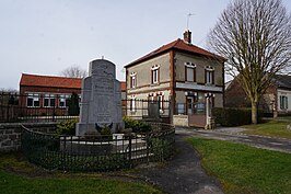 Oorlogsmonument en gemeentehuis