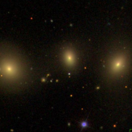 NGC 3163 (links), NGC 3159 (rechts), en NGC 3161