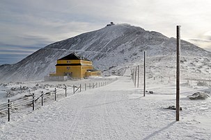 La Sniejka, point culminant des monts des Géants, sur la frontière tchéco-polonaise. (définition réelle 4 068 × 2 712)