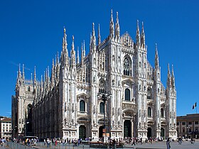 La cathédrale de Milan vue depuis le nord-ouest sur la piazza del Duomo.