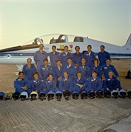 achterste rij, L-R: Guy S. Gardner, Robert C. Springer, Bryan D. O'Connor, Wubbo Ockels, Michael J. Smith, John M. Lounge. Middelste rij, L-R: James P. Bagian, John E. Blaha, Claude Nicollier, David C. Hilmers, William F. Fisher, Bonnie J. Dunbar, Jerry L. Ross. Voorste rij, L-R: Charles F. Bolden Jr., Franklin R. Chang-Diaz, Mary L. Cleave, David C. Leestma, Sherwood C. Spring, Richard N. Richards, Roy D. Bridges.