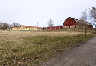 Ekonomibyggnader söder om gården.