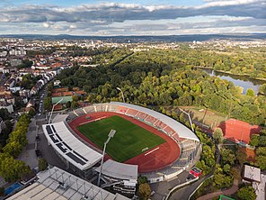 Das Auestadion, im Hintergrund die Karlsaue