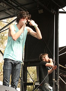 Nathaniel Motte (na frente) e Sean Foreman (aos fundos) performando no festival de música Bamboozle Left 2008.