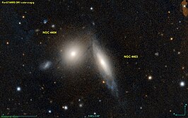 NGC 4403 (rechts) en NGC 4404