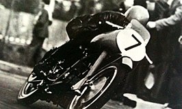 Enrico Lorenzetti op de 1952-versie van de Moto Guzzi Gambalunghino, die hij grotendeels zelf ontwikkeld had