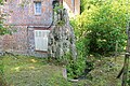 In eine Hausecke eingebauter Menhir