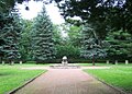 Gedenkstätte über Massengräbern auf Johannisfriedhof