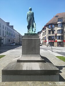 De achterkant van het standbeeld van Koningin Astrid op het keizersplein te Aalst.