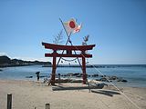 勝浦中央海水浴場の鳥居（熊野貴船神社）