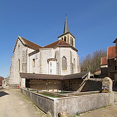 Lavoir et abside de l'église.