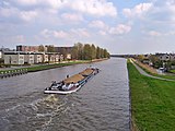 Het Van Harinxmakanaal met aan de rechterzijde de Zuiderburen