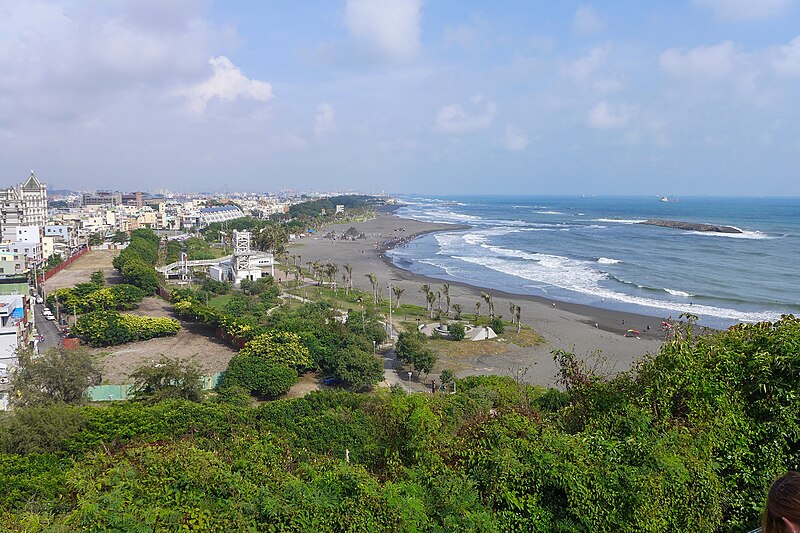 File:從高雄燈塔俯看旗津海水浴場 2015.JPG