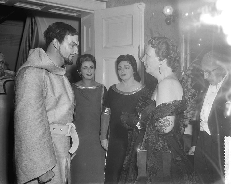 File:Opening van het Holland Festival in Den Haag in aanwezigheid van koningin Julian, Bestanddeelnr 910-4463.jpg