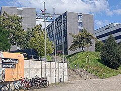 Aufgang zwischen den Gebäuden I und K am Campus Landau