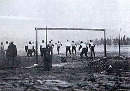 Rencontre de football entre le Standard Athletic Club et Ramblers au Parc des Princes en 1897.