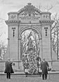 Maurice Maunoury devant le monument à la mémoire des enfants d'Eure-et-Loir morts pour la patrie (anniversaire de la naissance du général Marceau à Chartres le 5 mars 1922).